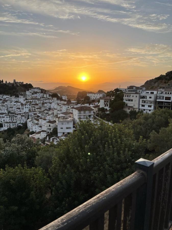 Stylish 3 Bed House 2 Bathrooms, With Patio, Roof Terrace And Communal Pool 5 Minutes Away From The Beautiful Spanish White Village Of Casares Pueblo And Only 20 Mins From The Sea Exterior foto