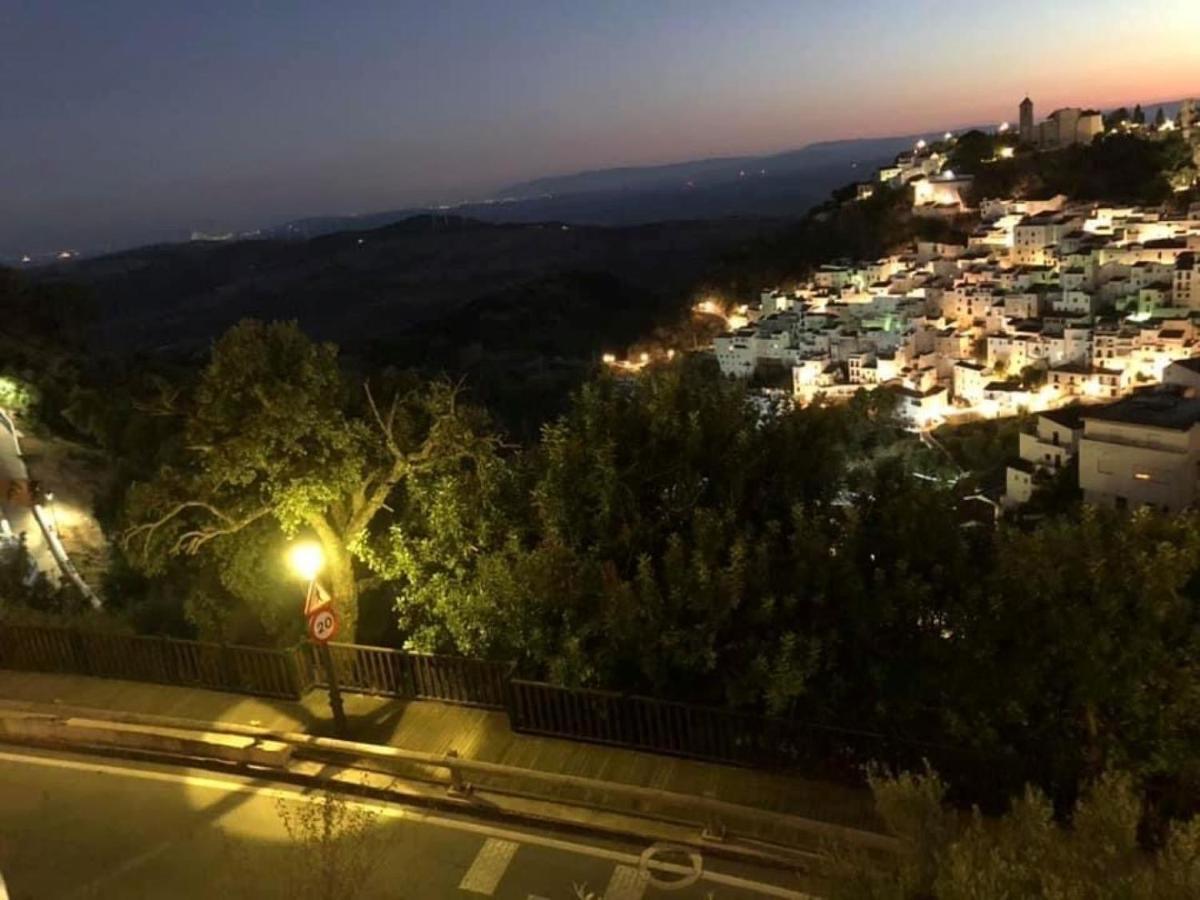 Stylish 3 Bed House 2 Bathrooms, With Patio, Roof Terrace And Communal Pool 5 Minutes Away From The Beautiful Spanish White Village Of Casares Pueblo And Only 20 Mins From The Sea Exterior foto