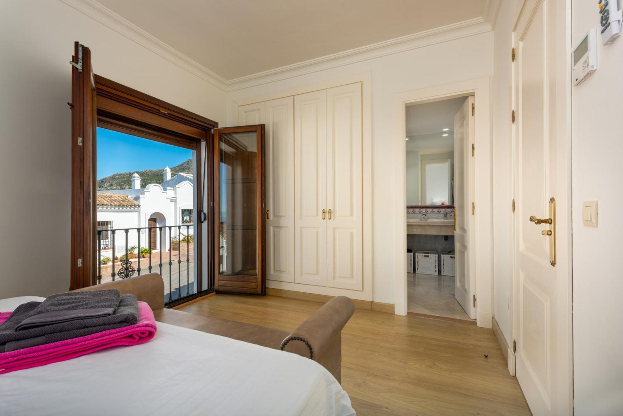 Stylish 3 Bed House 2 Bathrooms, With Patio, Roof Terrace And Communal Pool 5 Minutes Away From The Beautiful Spanish White Village Of Casares Pueblo And Only 20 Mins From The Sea Exterior foto