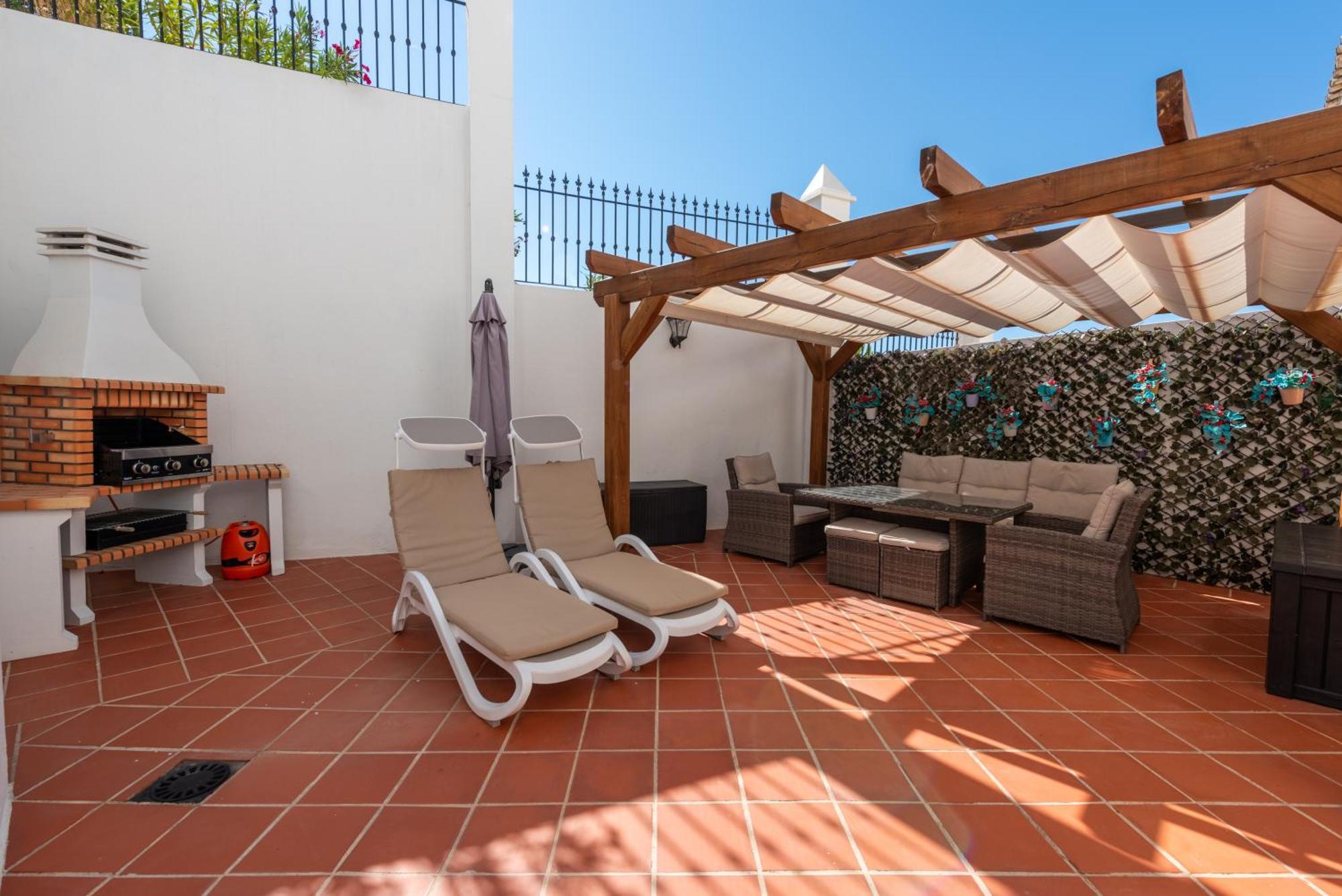Stylish 3 Bed House 2 Bathrooms, With Patio, Roof Terrace And Communal Pool 5 Minutes Away From The Beautiful Spanish White Village Of Casares Pueblo And Only 20 Mins From The Sea Exterior foto