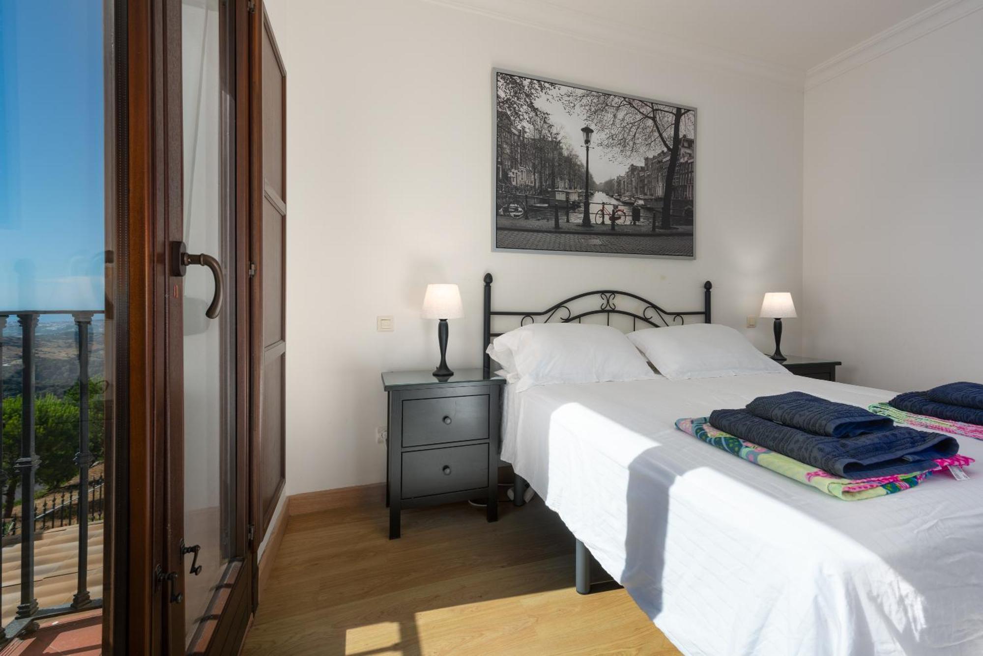 Stylish 3 Bed House 2 Bathrooms, With Patio, Roof Terrace And Communal Pool 5 Minutes Away From The Beautiful Spanish White Village Of Casares Pueblo And Only 20 Mins From The Sea Exterior foto