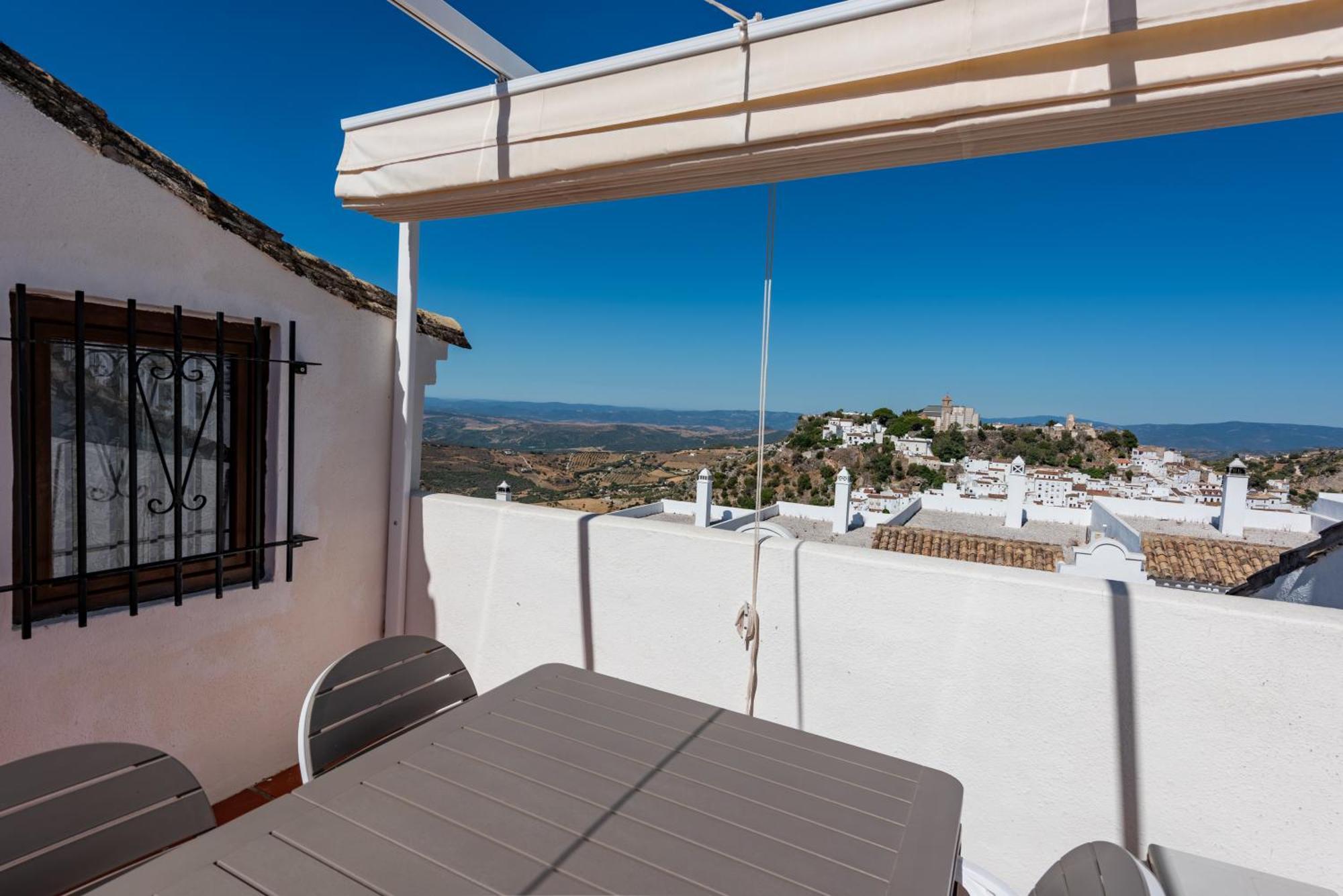 Stylish 3 Bed House 2 Bathrooms, With Patio, Roof Terrace And Communal Pool 5 Minutes Away From The Beautiful Spanish White Village Of Casares Pueblo And Only 20 Mins From The Sea Exterior foto