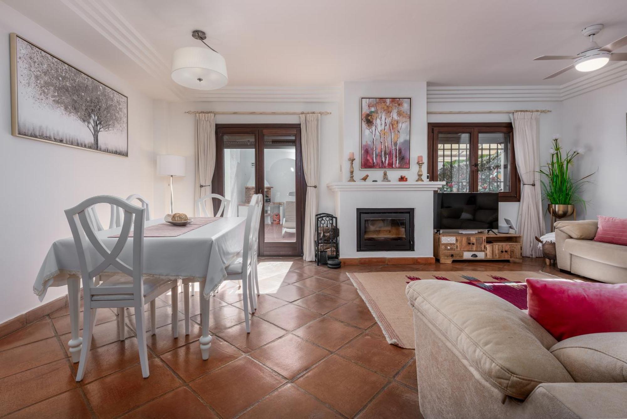Stylish 3 Bed House 2 Bathrooms, With Patio, Roof Terrace And Communal Pool 5 Minutes Away From The Beautiful Spanish White Village Of Casares Pueblo And Only 20 Mins From The Sea Exterior foto
