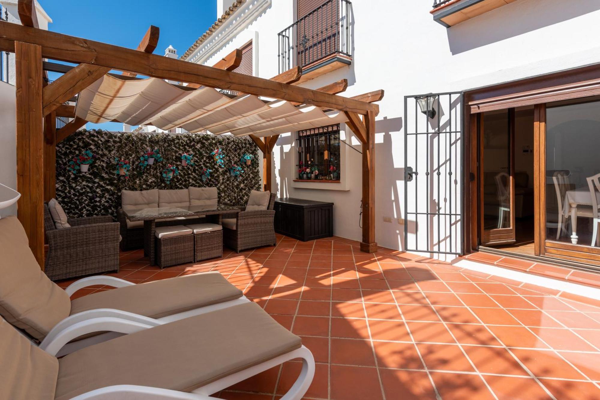 Stylish 3 Bed House 2 Bathrooms, With Patio, Roof Terrace And Communal Pool 5 Minutes Away From The Beautiful Spanish White Village Of Casares Pueblo And Only 20 Mins From The Sea Exterior foto